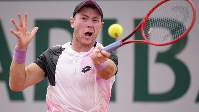 Trifft in Paris im Abendspiel auf sein Idol Roger Federer: Dominik Koepfer. Trifft in Paris im Abendspiel auf sein Idol Roger Federer: Dominik Koepfer.