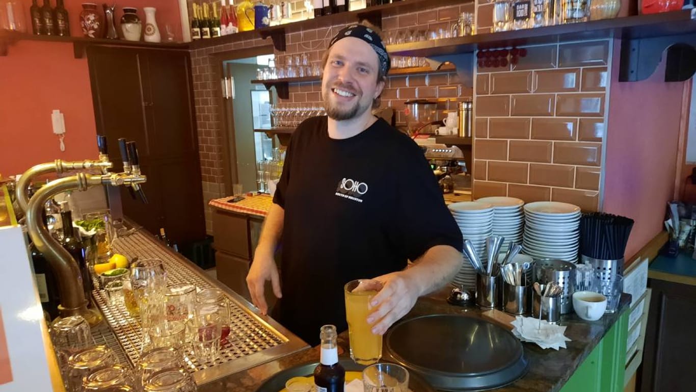 Der Barmann Lucas vom "Café Datscha": Er freut sich über jeden Gast.