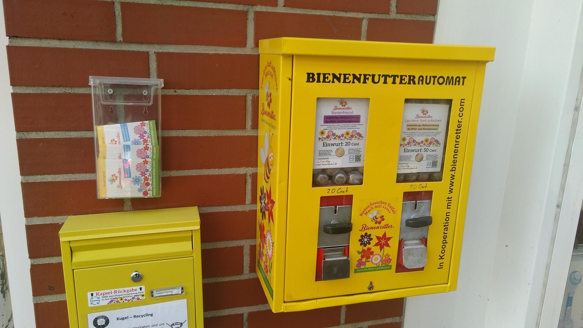 Saatgutmischungen für bienengerechte Blumen aus dem Automaten: Die Mischungen werden in umgebauten Kaugummiautomaten angeboten. Saatgutmischungen für bienengerechte Blumen aus dem Automaten: Die Mischungen werden in umgebauten Kaugummiautomaten angeboten.