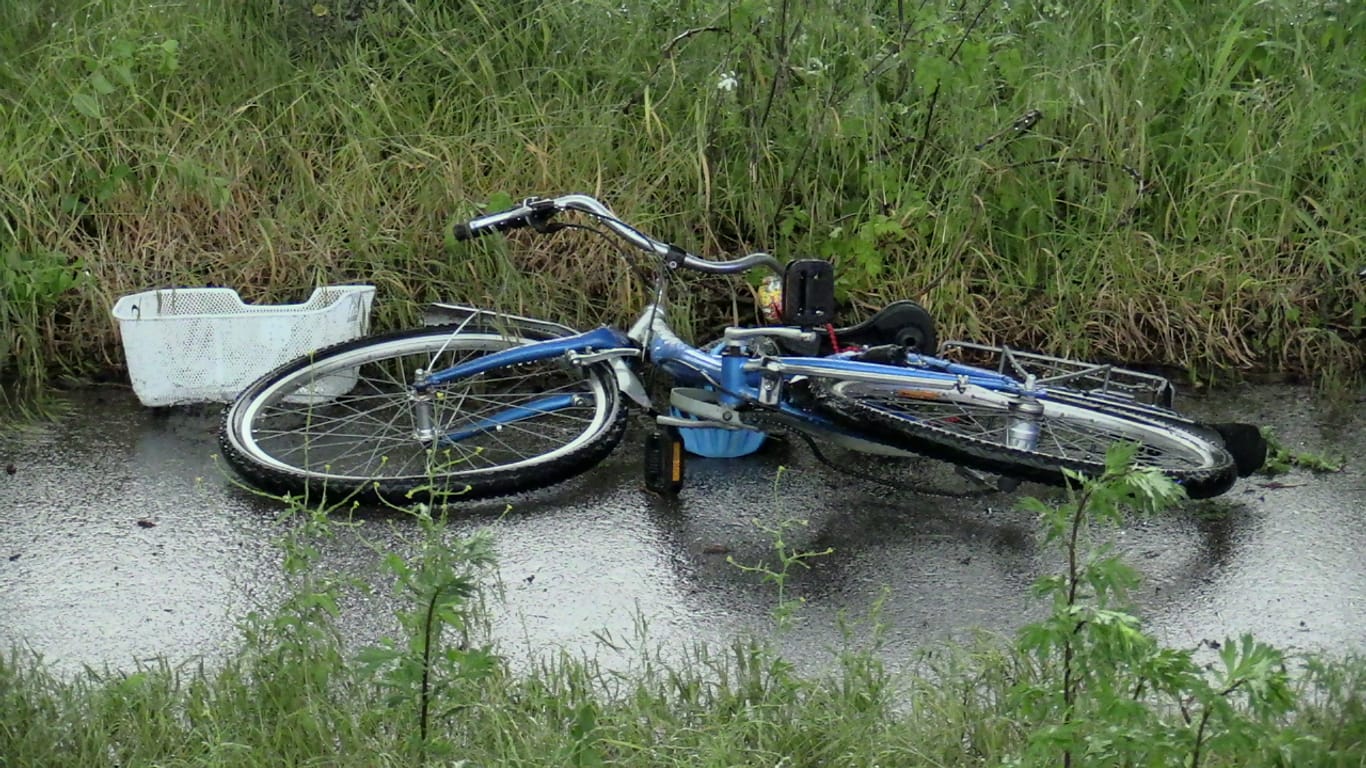 Großeinsatz in Düsseldorf: Ein Blitz soll in eine Gruppe Fahrradfahrer eingeschlagen sein, mehrere Personen wurden verletzt.