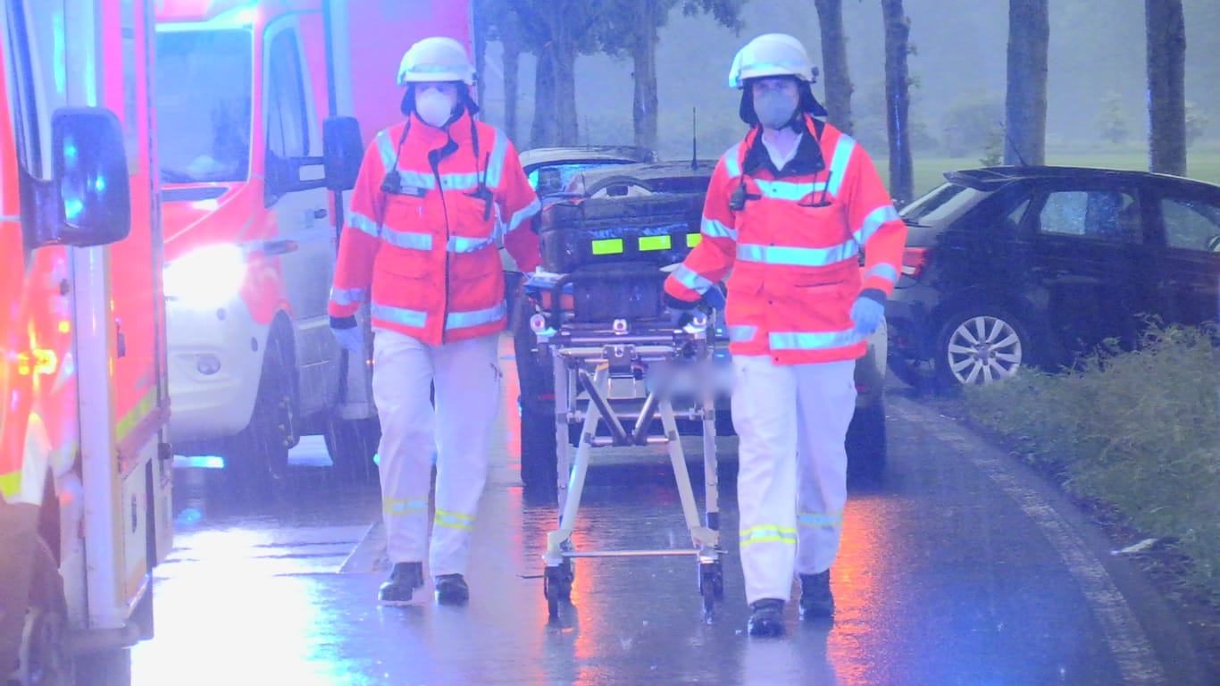 Großeinsatz in Düsseldorf: Ein Blitz soll in eine Gruppe Fahrradfahrer eingeschlagen sein, mehrere Personen wurden verletzt.