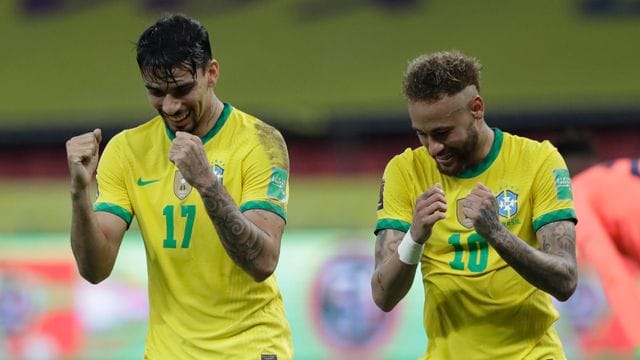 Die Brasilianer Lucas Paqueta (l) und Neymar feiern den Sieg gegen Ecuador.