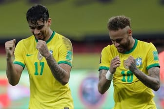 Die Brasilianer Lucas Paqueta (l) und Neymar feiern den Sieg gegen Ecuador.