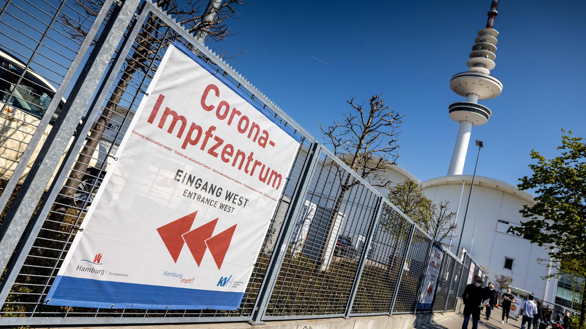 Impfzentrum in Hamburg: Weil es noch viele Vorerkrankte gibt, die keine Impfung bekommen haben, bleibt die Priorisierung in den Impfzentren zunächst erhalten. Impfzentrum in Hamburg: Weil es noch viele Vorerkrankte gibt, die keine Impfung bekommen haben, bleibt die Priorisierung in den Impfzentren zunächst erhalten.