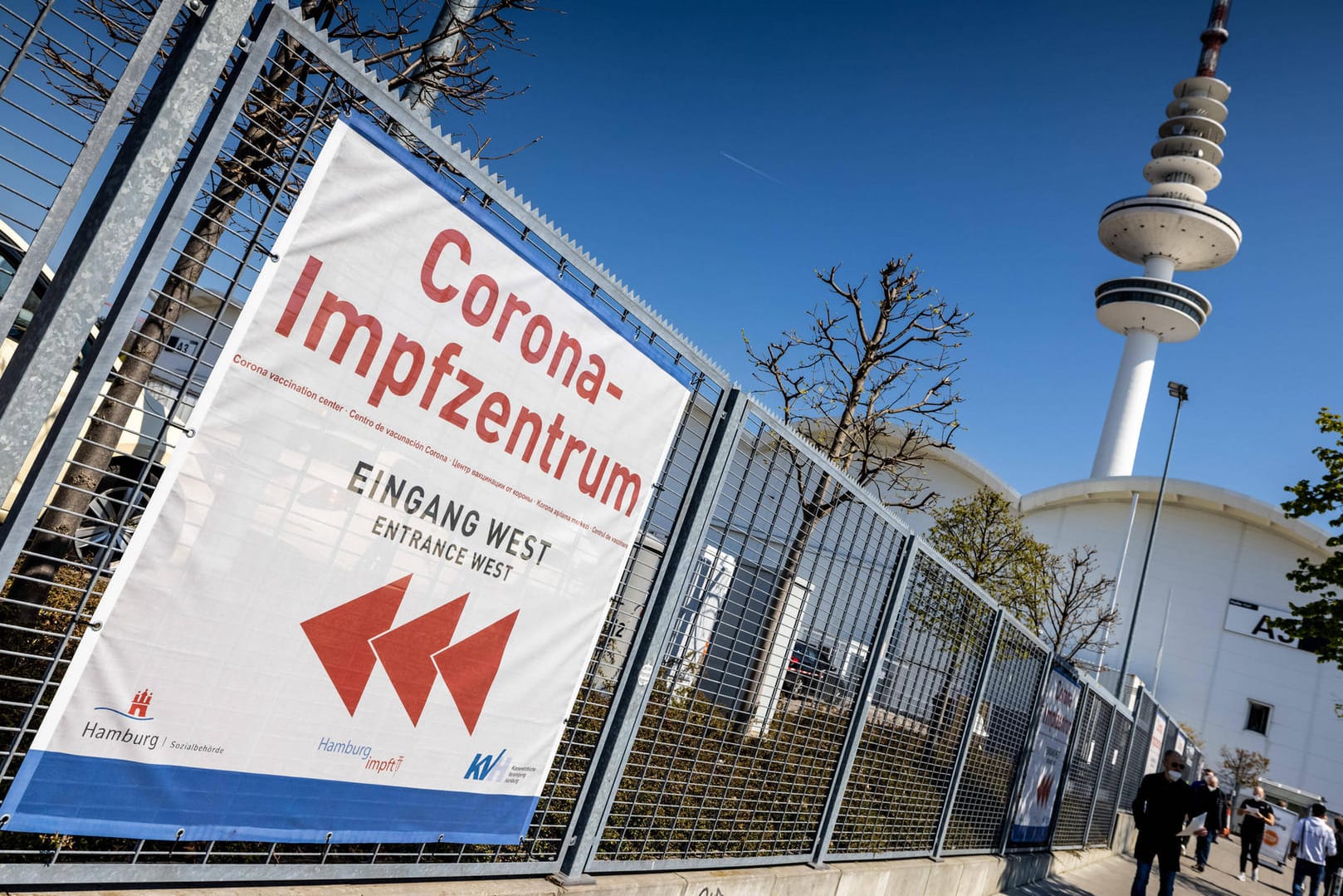 Impfzentrum in Hamburg: Weil es noch viele Vorerkrankte gibt, die keine Impfung bekommen haben, bleibt die Priorisierung in den Impfzentren zunächst erhalten.