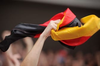 Fußballfans feiern bei einem Public Viewing (Archivbild): Corona-bedingt werden die Fans in diesem Jahr ihr Team von Zuhause anfeuern müssen.