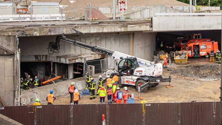 Baden-Württemberg, Stuttgart: Einsatzkräfte helfen bei der Bergungsarbeit an einer Tunnelbaustelle. Ein Mann kam ums Leben.