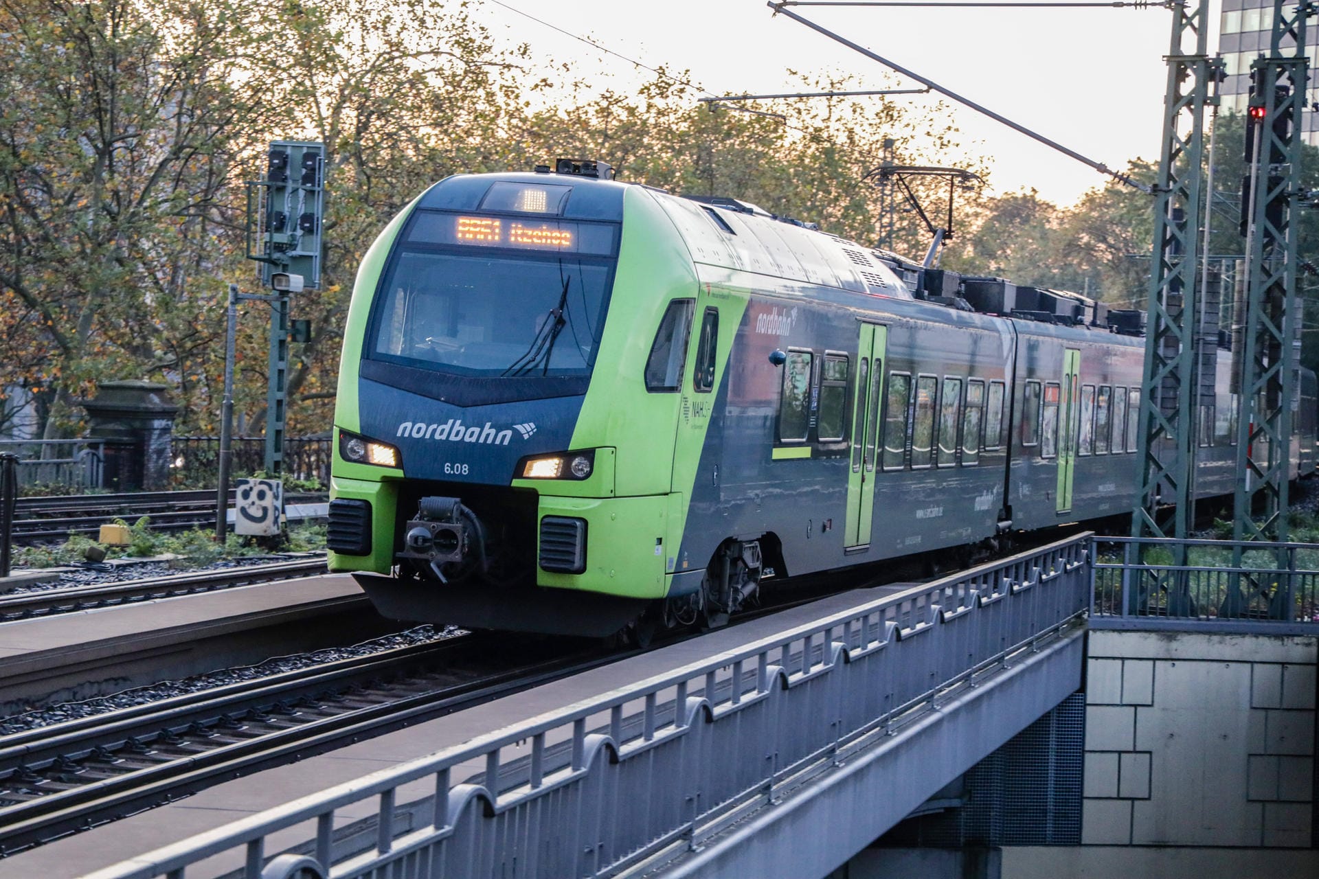 Eine regionalbahn der Nordbahn Eisenbahngesellschaft (Symbolbild): 170 Passagiere konnten die Fahrt nicht fortsetzen.