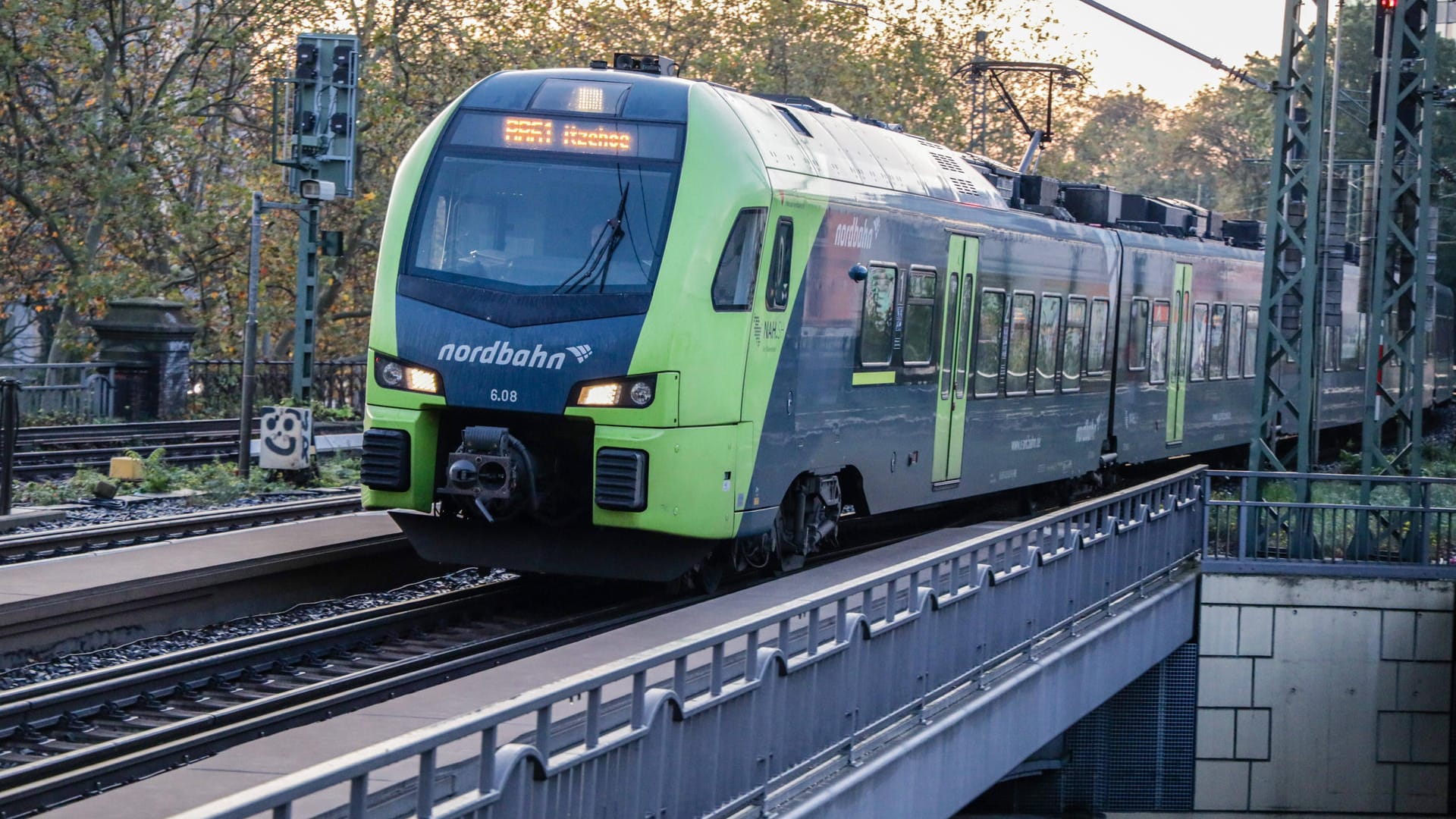 Eine regionalbahn der Nordbahn Eisenbahngesellschaft (Symbolbild): 170 Passagiere konnten die Fahrt nicht fortsetzen.