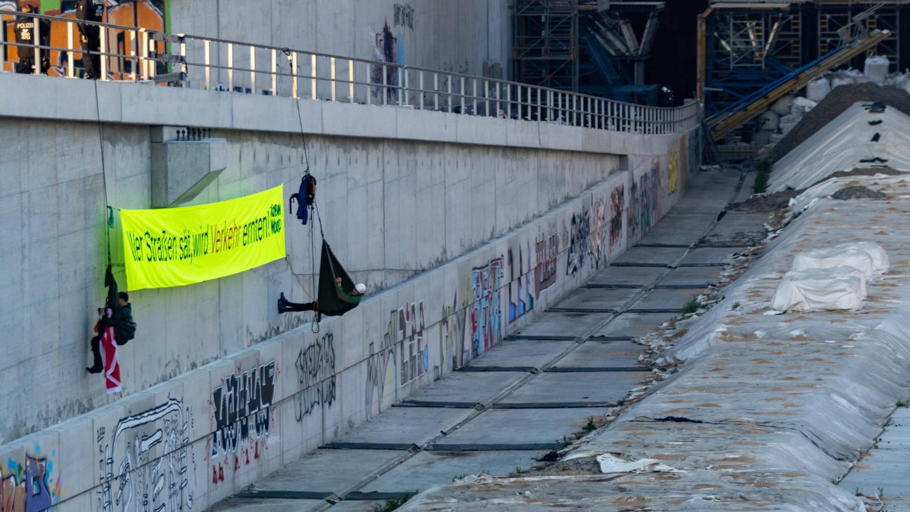 Massenaktion des Aktionsbündnis Sand im Getriebe: Aktivisten demonstrieren im Rahmen einer bundesweiten Aktion auf der Baustelle der A100 in Berlin.