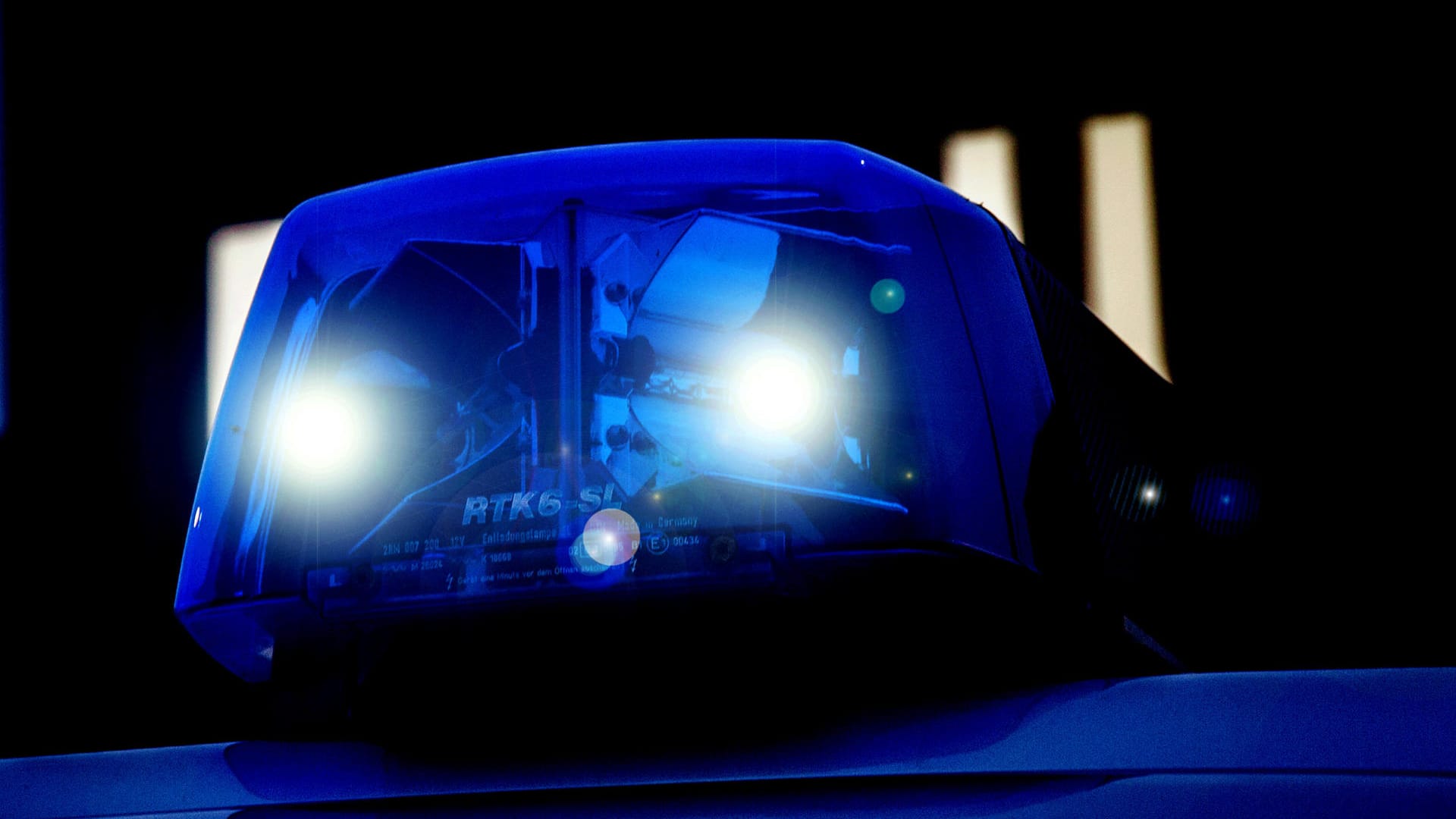 Blaulicht am Polizeiwagen (Symbolbild): Nach einem Überfall in Köln sucht die Polizei nach dem Tatverdächtigen. Blaulicht am Polizeiwagen (Symbolbild): Nach einem Überfall in Köln sucht die Polizei nach dem Tatverdächtigen.