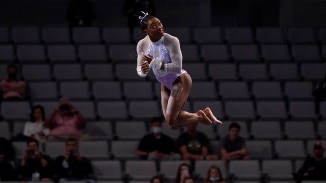 Simone Biles bei ihrer Kür am Stufenbarren.