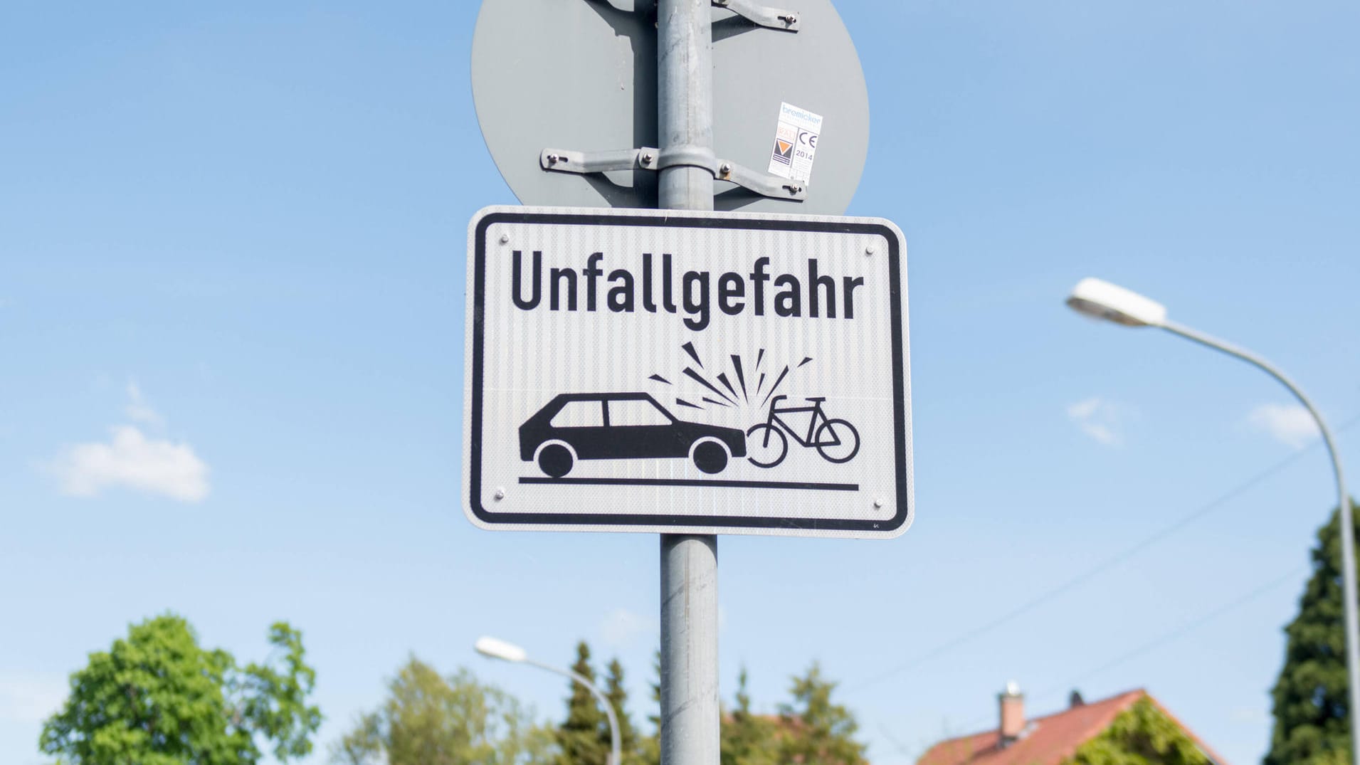 Ein Verkehrsschild, das auf Zusammenstöße von Fahrzeugen hinweist (Symbolbild): Der 18-Jährige übersah den Lkw. Ein Verkehrsschild, das auf Zusammenstöße von Fahrzeugen hinweist (Symbolbild): Der 18-Jährige übersah den Lkw.