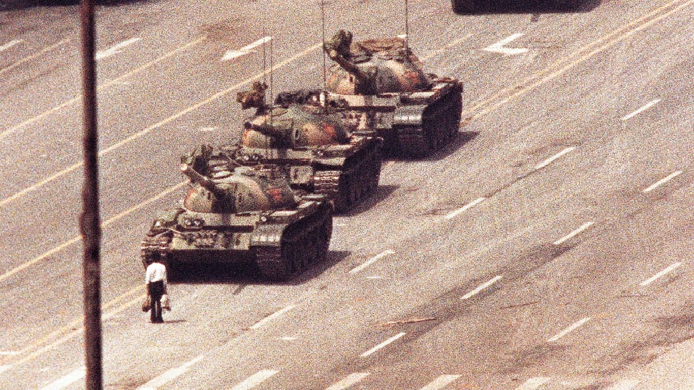 Der "Tank Man": Der unbekannte Mann stellte sich am 5. Juni 1989 vor anrollende Panzer.