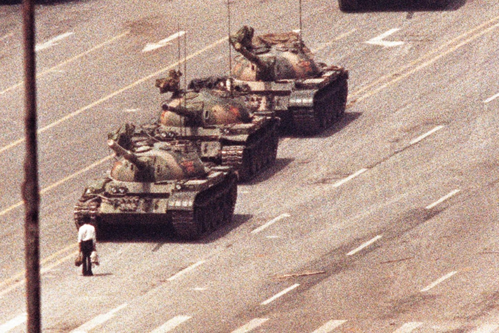 Der "Tank Man": Der unbekannte Mann stellte sich am 5. Juni 1989 vor anrollende Panzer.