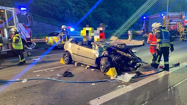 Einsatz auf der Autobahn: Das verunfallte Fahrzeug wurde stark beschädigt.