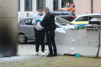 Ermittler der Polizei sammeln Beweise an der Synagoge in Ulm: Ein etwa 1,80 Meter großer Mann soll das Feuer am Samstagmorgen gelegt haben.