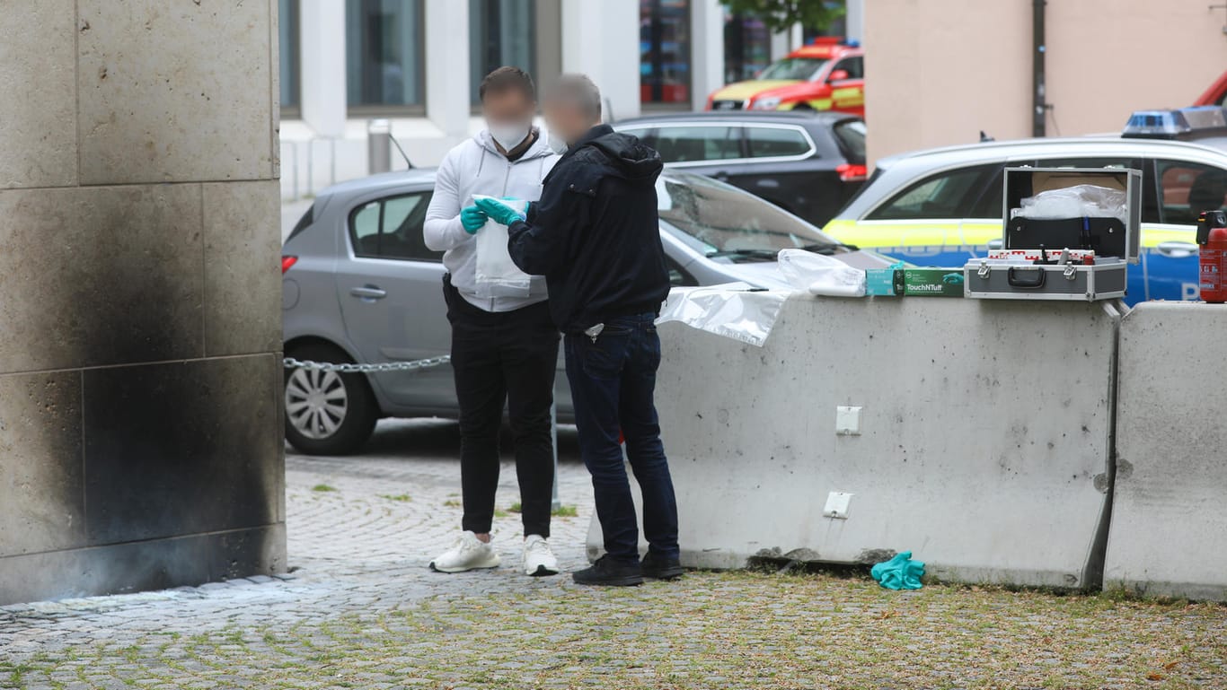 Ermittler der Polizei sammeln Beweise an der Synagoge in Ulm: Ein etwa 1,80 Meter großer Mann soll das Feuer am Samstagmorgen gelegt haben.