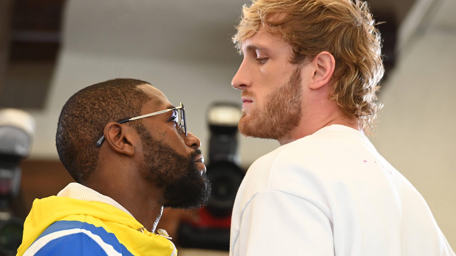 Floyd Mayweather und Logan Paul (r.): Die beiden werden in der Nacht zu Montag gegeneinander boxen.