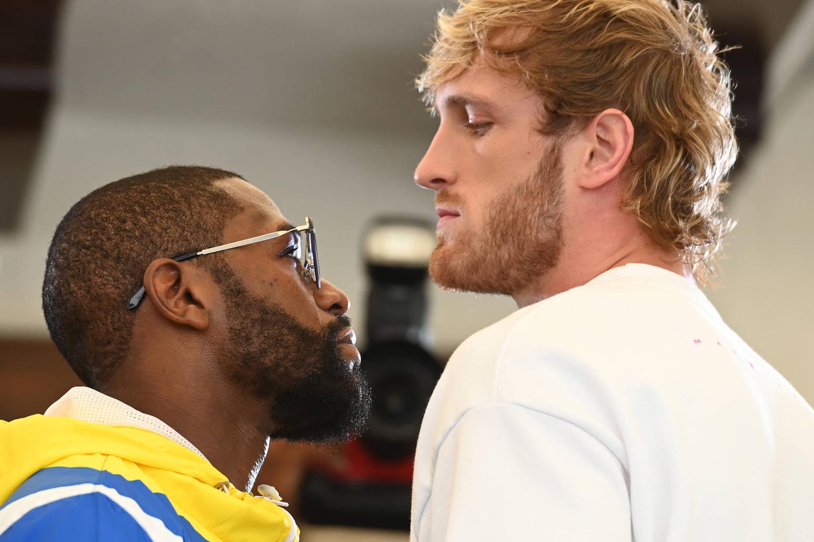 Floyd Mayweather und Logan Paul (r.): Die beiden werden in der Nacht zu Montag gegeneinander boxen.