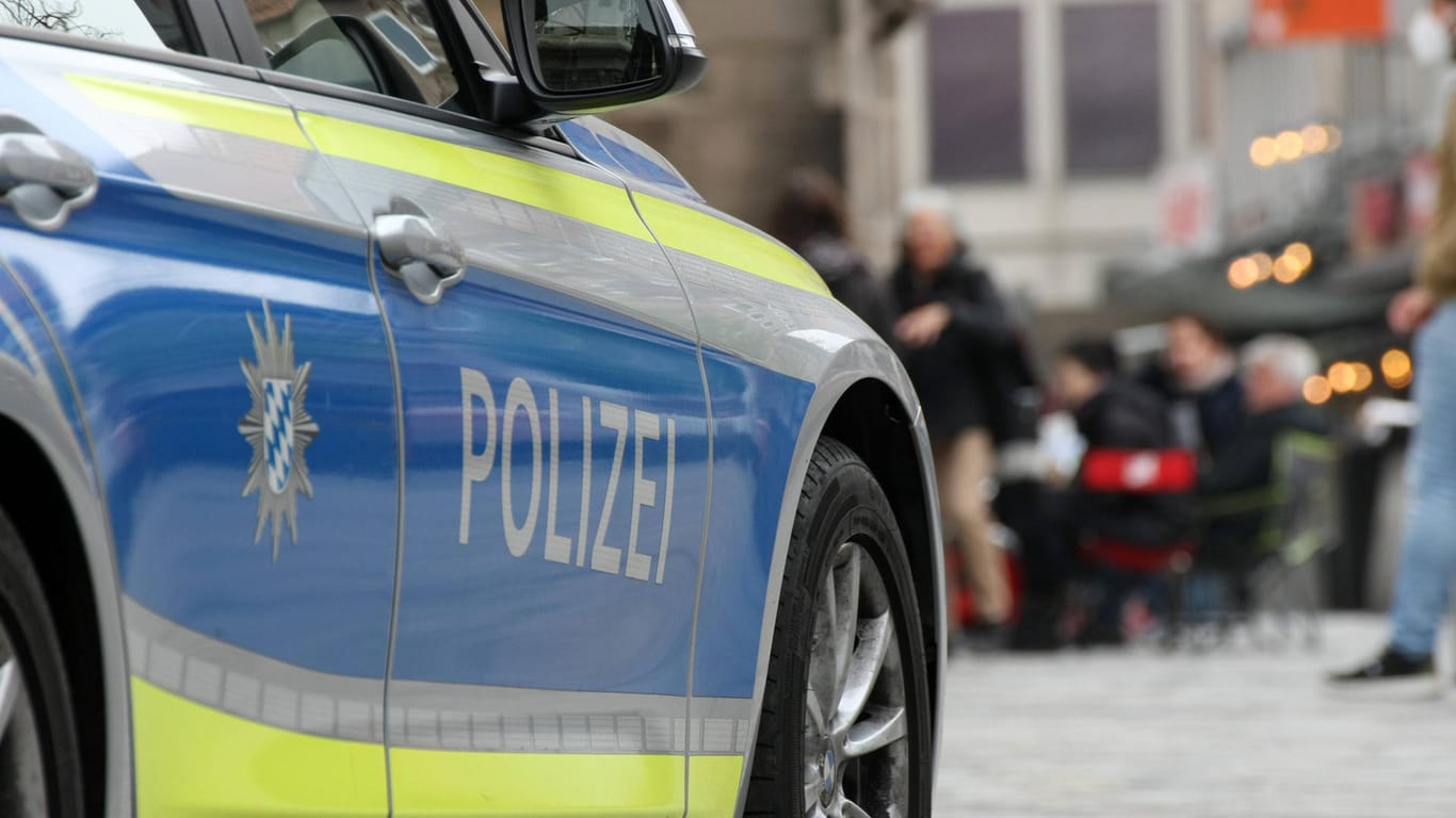 Polizeiauto in Nürnberg: Nach Schließung der Gastronomie heizte sich die Stimmung am Kornmarkt auf. Polizeikräfte wurden angegriffen.