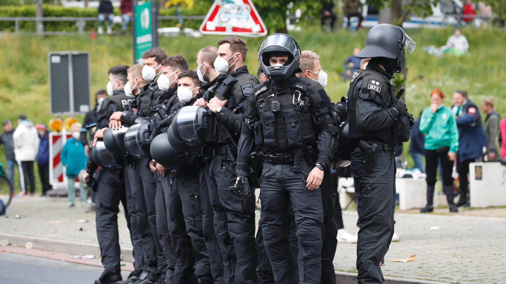 Die Bremer Polizei in Stellung (Archivbild): In einer Nacht deckten die Beamten mehrere Ortsteile ab.