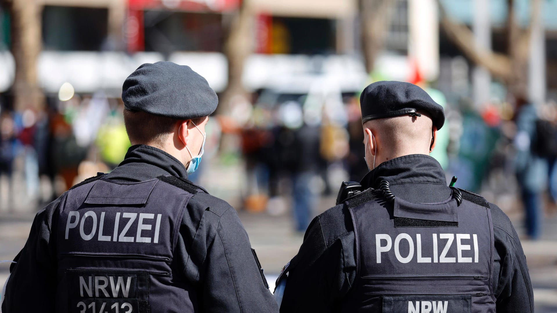 Polizisten am Rande einer Kundgebung (Archivbild): In Köln haben Klimaaktivisten eine Straße besetzt.