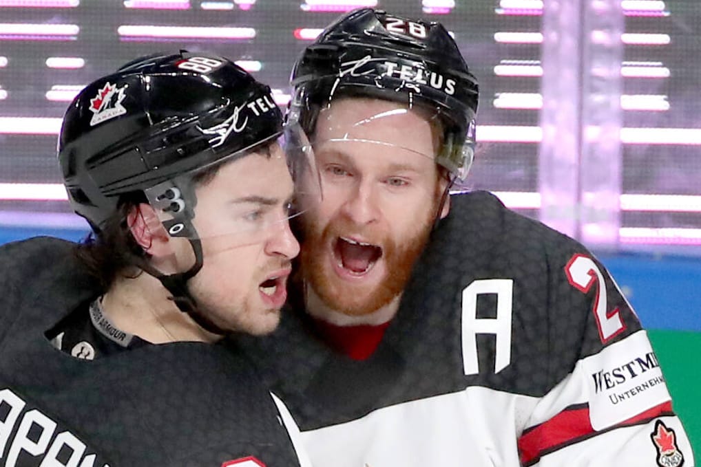 Andrew Mangiapane und Connor Brown (r.): Die Kanadier können sich über den Einzug ins Finale freuen.