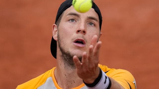 Struff hat sich gegen den Spanier Carlos Alcaraz mit 6:4, 7:6 (7:3), 6:2 durchgesetzt und steht im Achtelfinale der French Open. Struff hat sich gegen den Spanier Carlos Alcaraz mit 6:4, 7:6 (7:3), 6:2 durchgesetzt und steht im Achtelfinale der French Open.