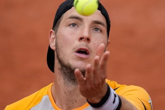 Struff hat sich gegen den Spanier Carlos Alcaraz mit 6:4, 7:6 (7:3), 6:2 durchgesetzt und steht im Achtelfinale der French Open.