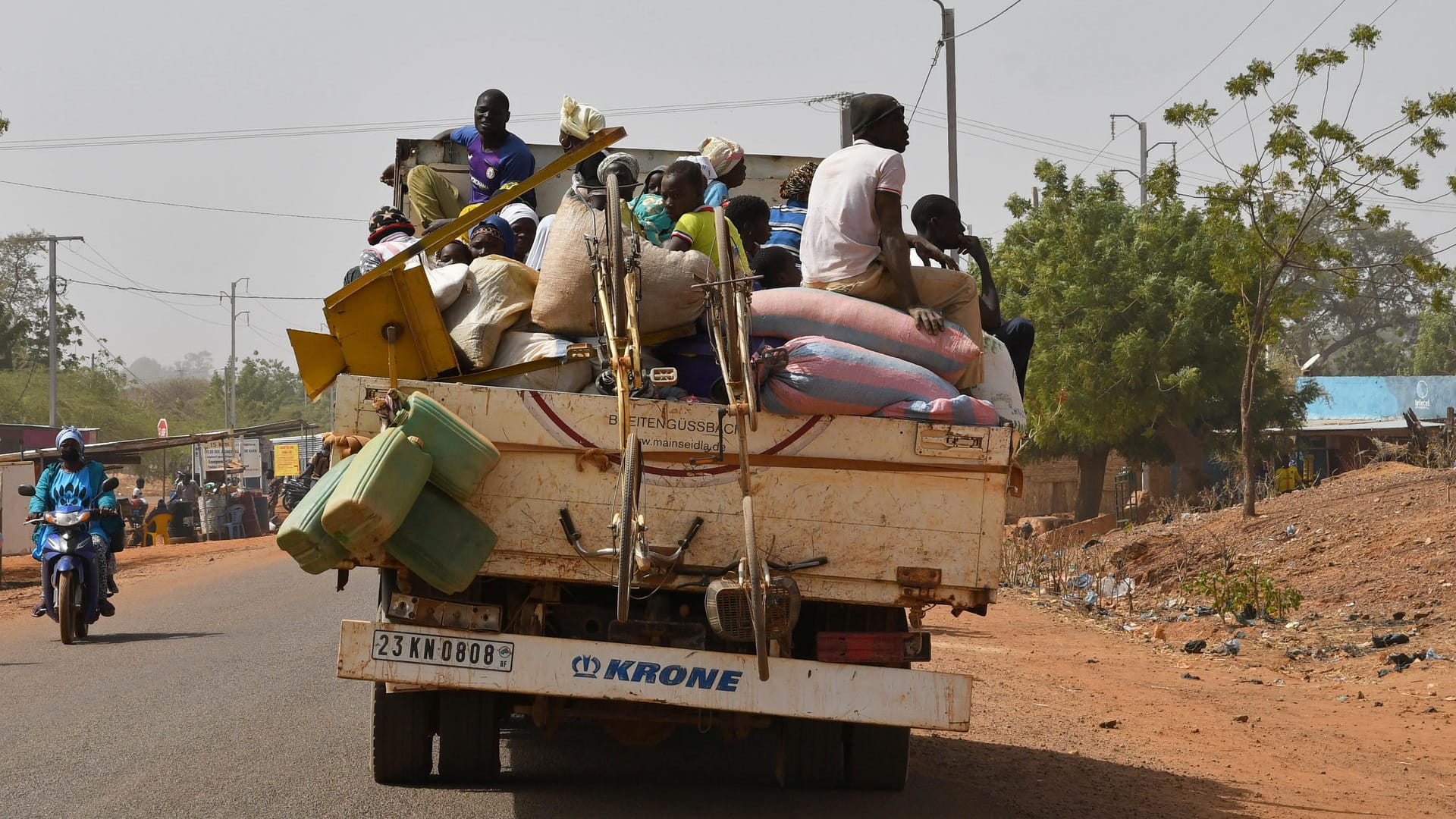 Menschen auf einem Truck fliehen aus der Stadt Roffenega: Burkina Faso ist immer wieder Ziel islamistischer Gewalt.