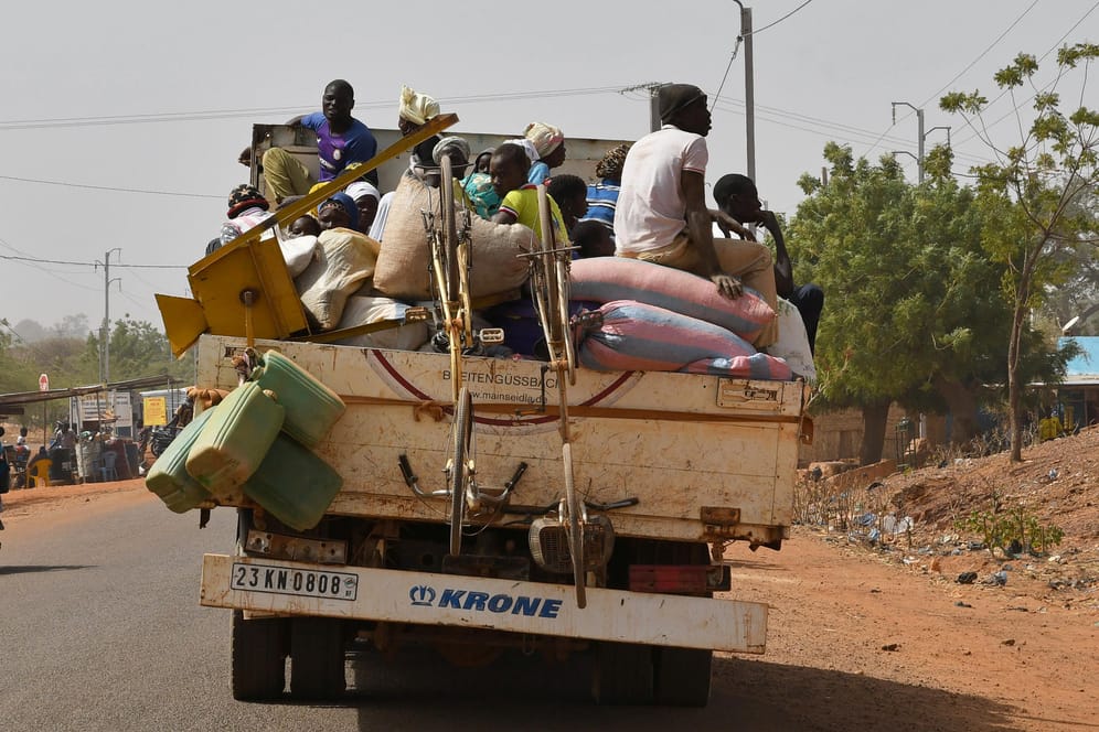 Menschen auf einem Truck fliehen aus der Stadt Roffenega: Burkina Faso ist immer wieder Ziel islamistischer Gewalt.
