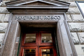Haupteingang zur Hamburger Bank M.M.Warburg & Co: Der Ex-Generalbevollmächtigte wurde zu mehr als fünf Jahren Haft verurteilt.