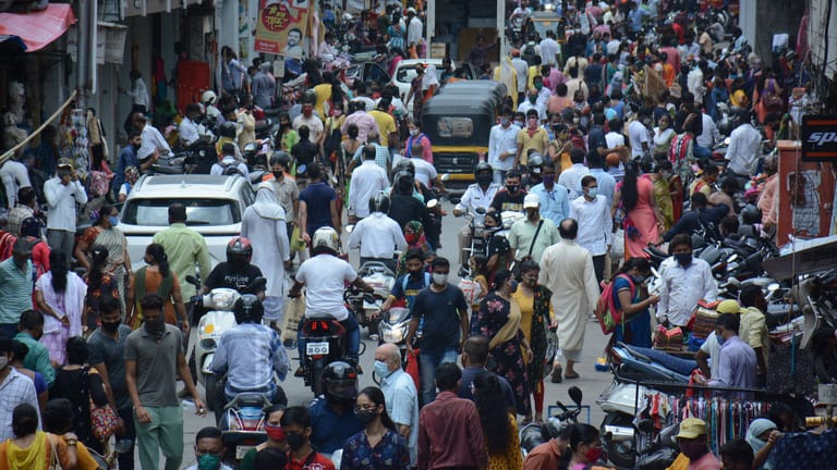Menschen auf dem Jambhali-Naka-Markt in Mumbai: In der Stadt gab es erste Lockerungen der Corona-Maßnahmen.