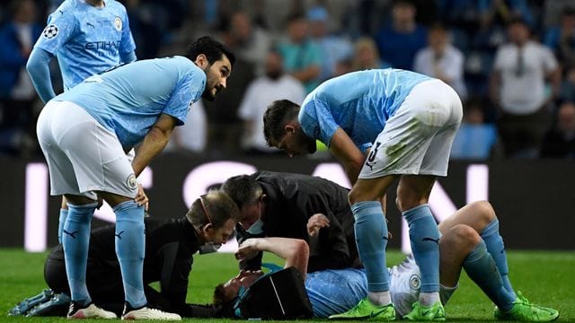 Man Citys Kevin De Bruyne wird nach einer Kollision mit Chelseas Rüdiger auf dem Spielfeld medizinisch behandelt. Man Citys Kevin De Bruyne wird nach einer Kollision mit Chelseas Rüdiger auf dem Spielfeld medizinisch behandelt.
