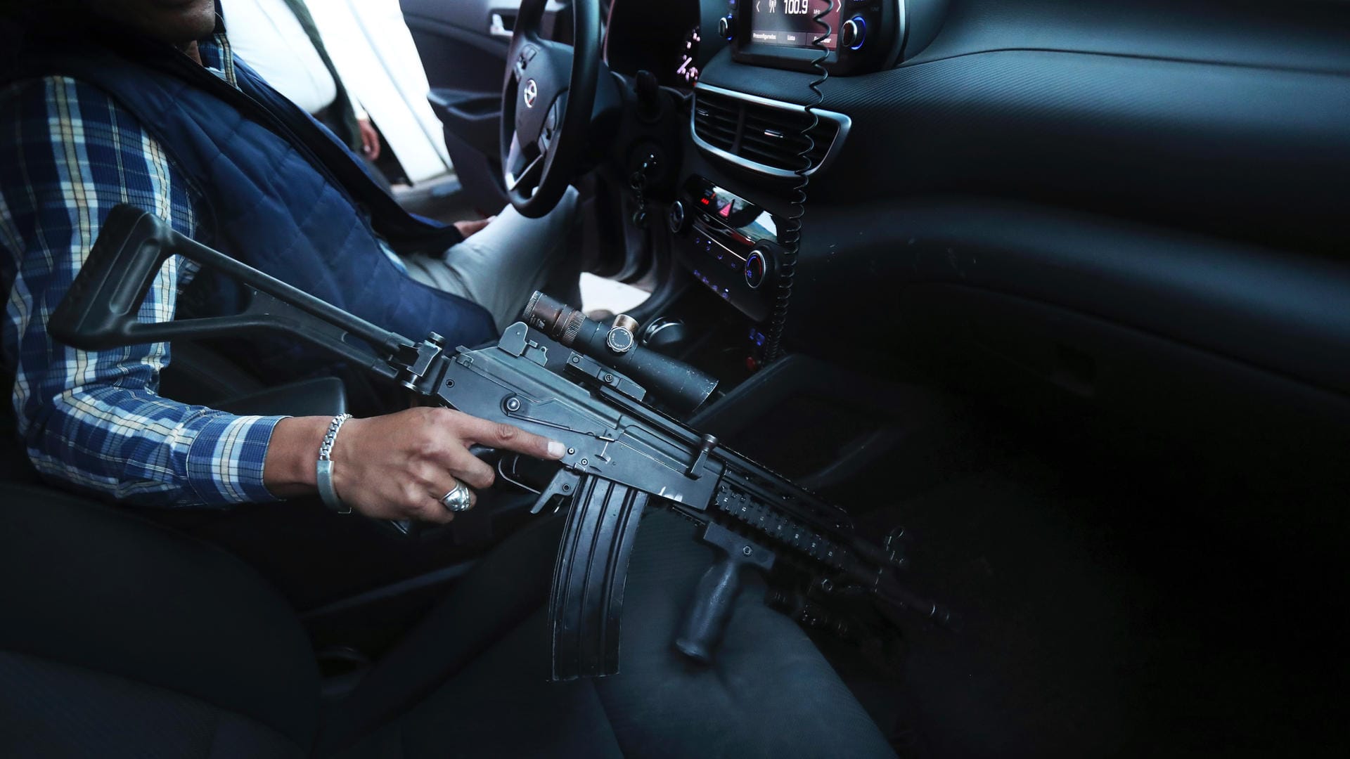 Ein Leibwächter des Bürgermeisterkandidaten Guillermo Valencia greift nach seinem Sturmgewehr: In Mexiko wurden seit Beginn des Wahlkampfes 89 Politiker getötet.