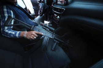 Ein Leibwächter des Bürgermeisterkandidaten Guillermo Valencia greift nach seinem Sturmgewehr: In Mexiko wurden seit Beginn des Wahlkampfes 89 Politiker getötet.