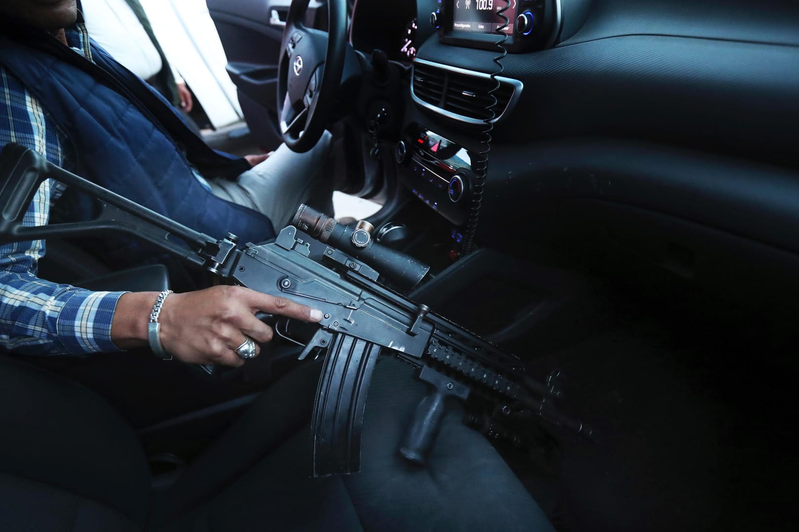 Ein Leibwächter des Bürgermeisterkandidaten Guillermo Valencia greift nach seinem Sturmgewehr: In Mexiko wurden seit Beginn des Wahlkampfes 89 Politiker getötet.