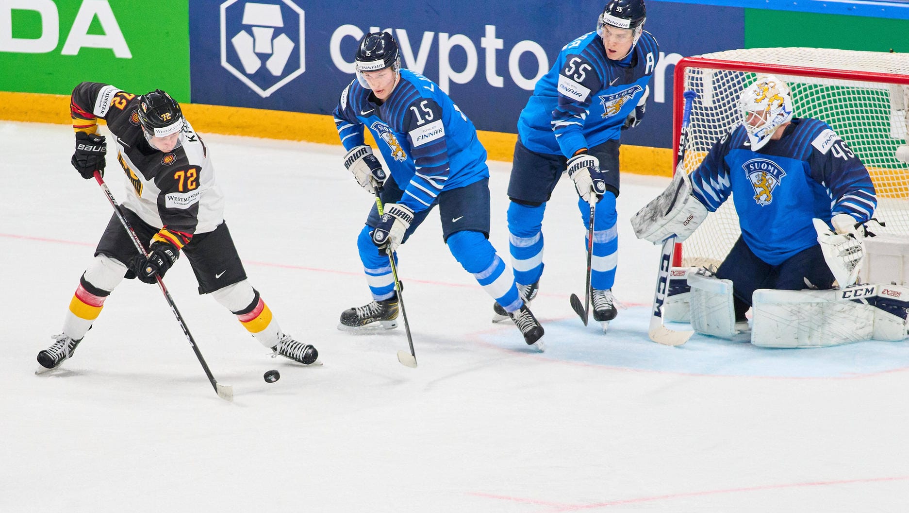 Deutschlands Kahun (l.) gegen die finnische Defensive.