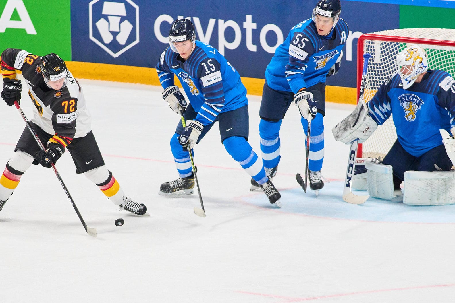 Deutschlands Kahun (l.) gegen die finnische Defensive.