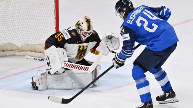 Finnlands Hannes Björninen (l) erzielt das 2:0 gegen den deutschen Torhüter Mathias Niederberger.