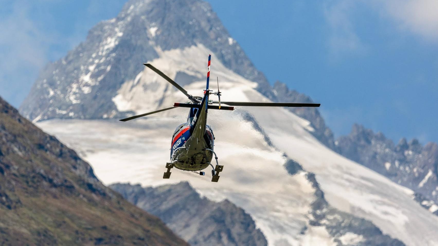 Polizeihubschrauber in den Alpen: Der Mann war als vermisst gemeldet worden (Symbolbild). Polizeihubschrauber in den Alpen: Der Mann war als vermisst gemeldet worden (Symbolbild).