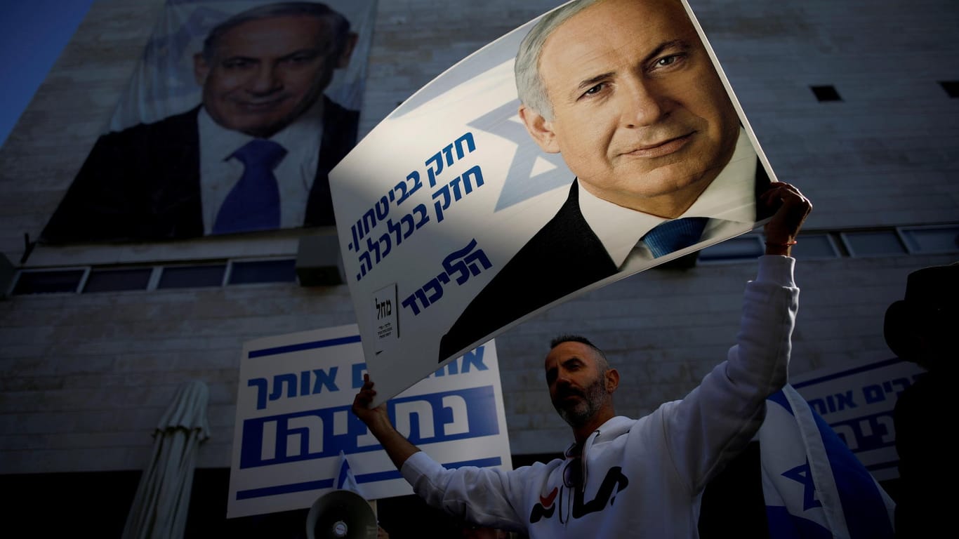 Unterstützer von Israels Ministerpräsidenten, Benjamin Netanjahu demonstrieren: Auf den Protesten wurde massiv gegen den designierten Regierungschef Bennett gehetzt.