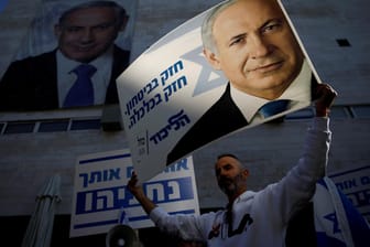 Unterstützer von Israels Ministerpräsidenten, Benjamin Netanjahu demonstrieren: Auf den Protesten wurde massiv gegen den designierten Regierungschef Bennett gehetzt.