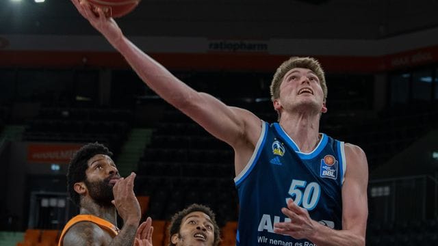 Alba Berlins Ben Lammers zieht zum Ulmer Korb.