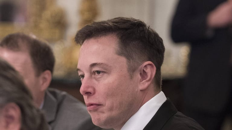 Elon Musk bei einem Besuch im Weißen Haus (Archivbild). Die Hackergruppe Anonymous hat ihm jetzt eine Warnung geschickt.