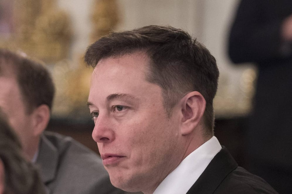 Elon Musk bei einem Besuch im Weißen Haus (Archivbild). Die Hackergruppe Anonymous hat ihm jetzt eine Warnung geschickt.