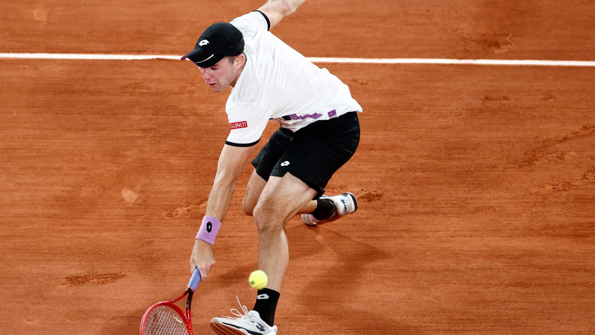 Dominik Koepfer schlägt beim Spiel gegen Roger Federer eine Rückhand. Erst nach vier Sätzen stand der Gewinner fest.