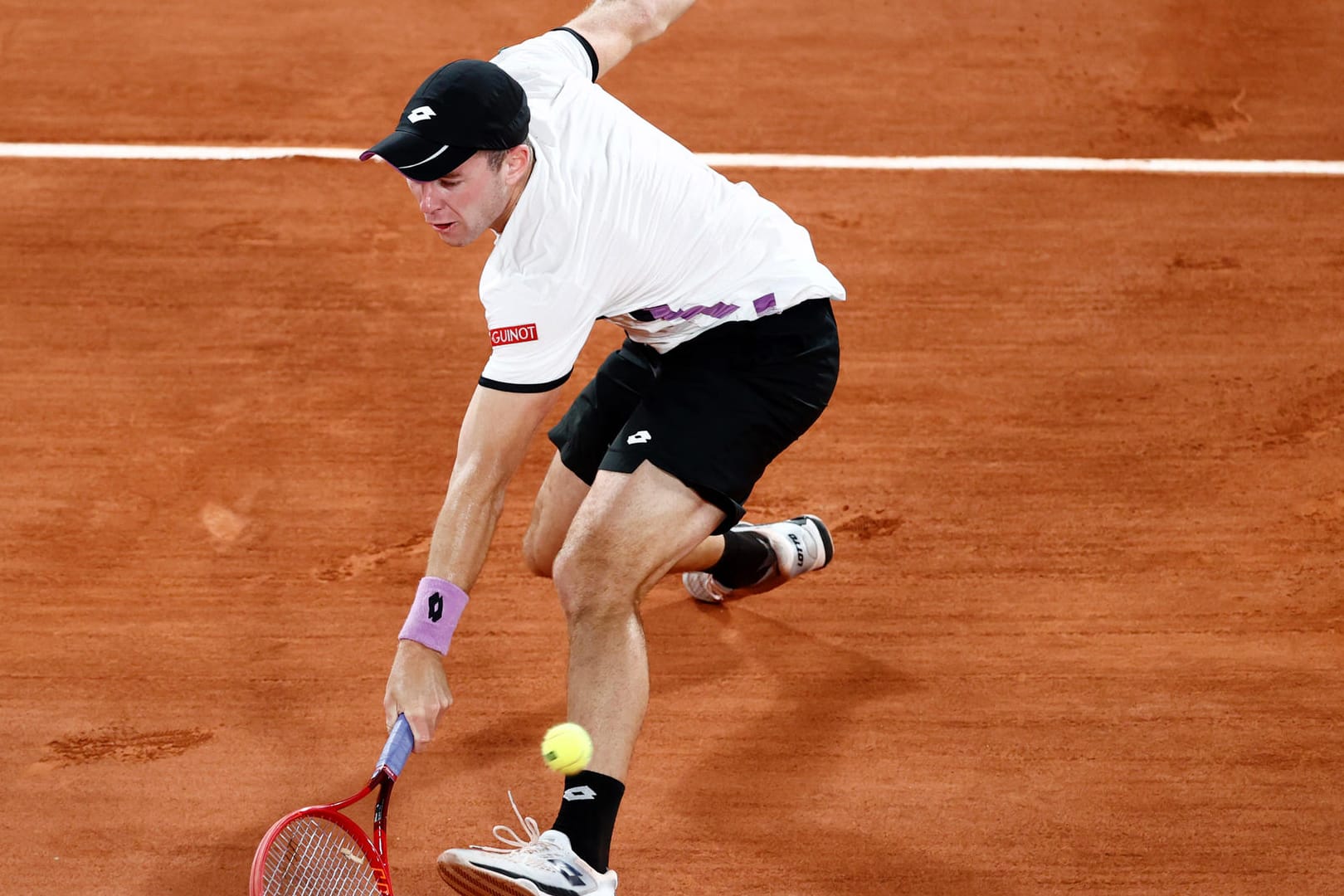 Dominik Koepfer schlägt beim Spiel gegen Roger Federer eine Rückhand. Erst nach vier Sätzen stand der Gewinner fest.