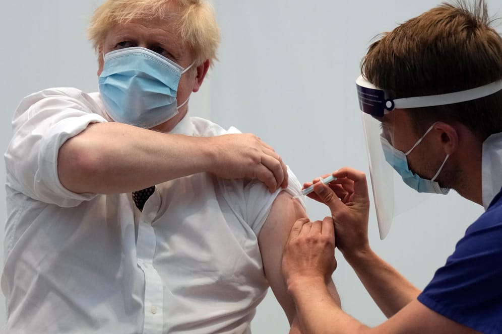 Boris Johnson erhält seine zweite Impfung (Archivbild). Er fordert, dass bis Ende 2022 alle Menschen auf der Welt geimpft sind.